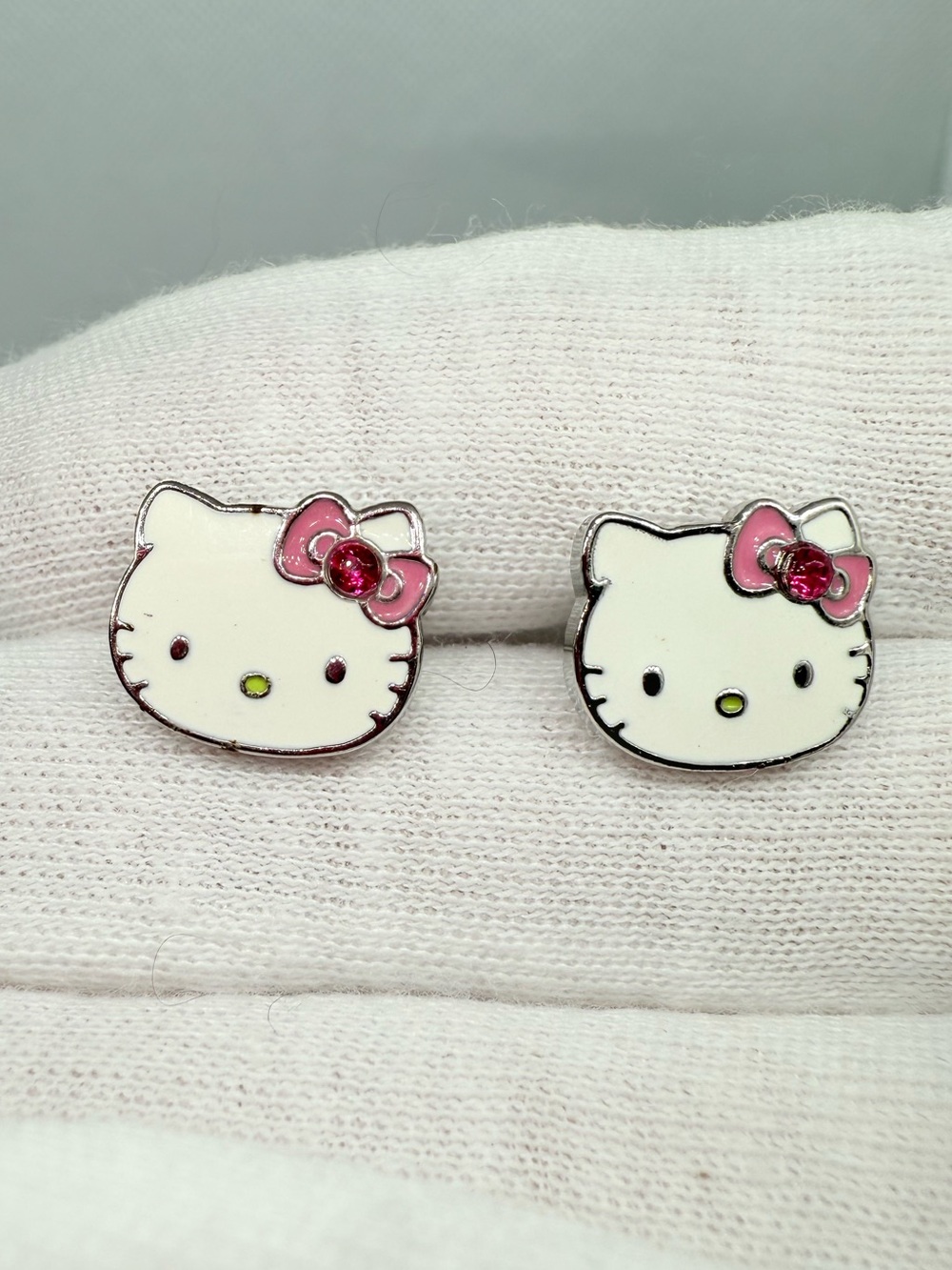 Hello Kitty White Face Pink Bow Kids Stud Earrings! - Picture 1 of 7